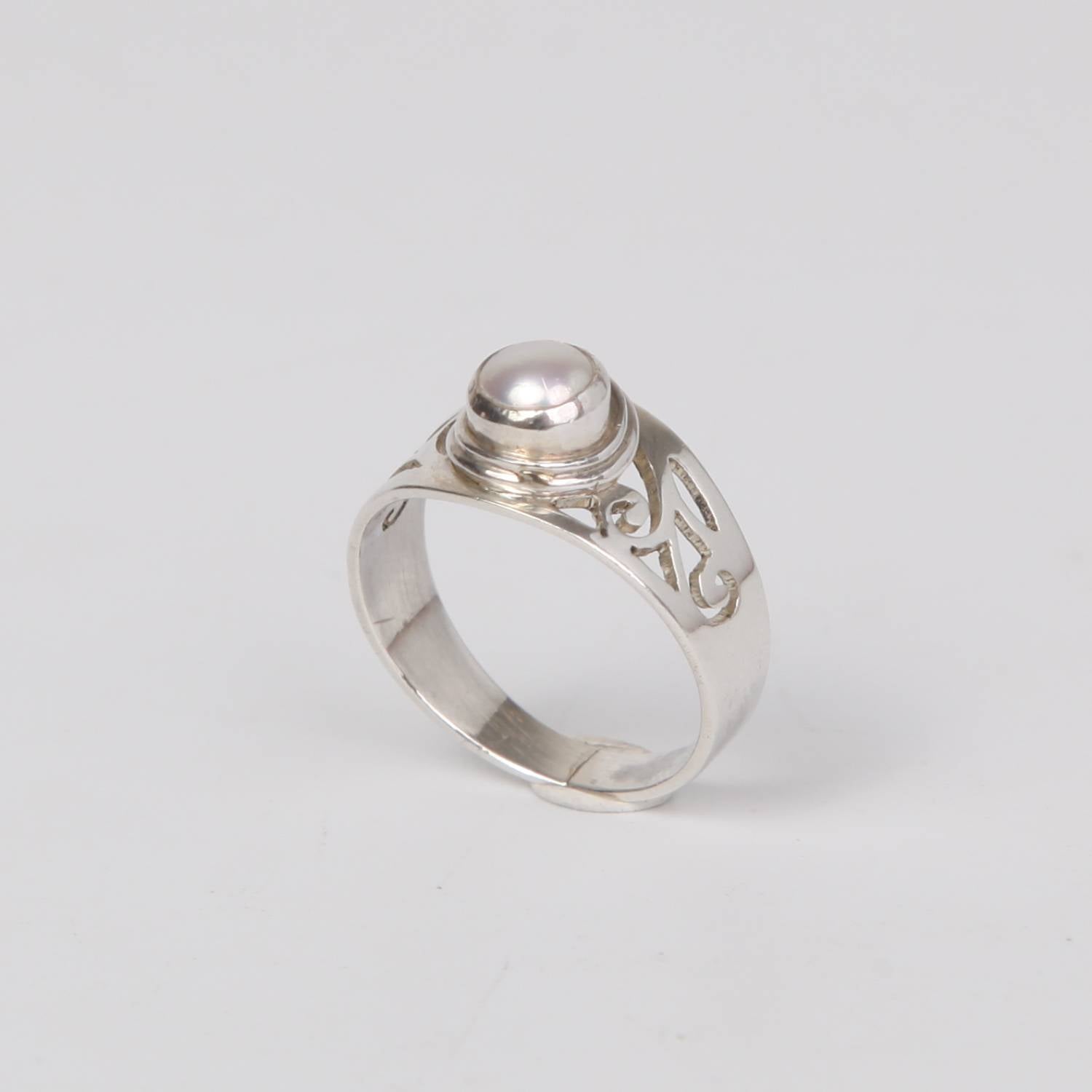 Detailed Sterling Silver Ring with Single Fresh Water Pearl
