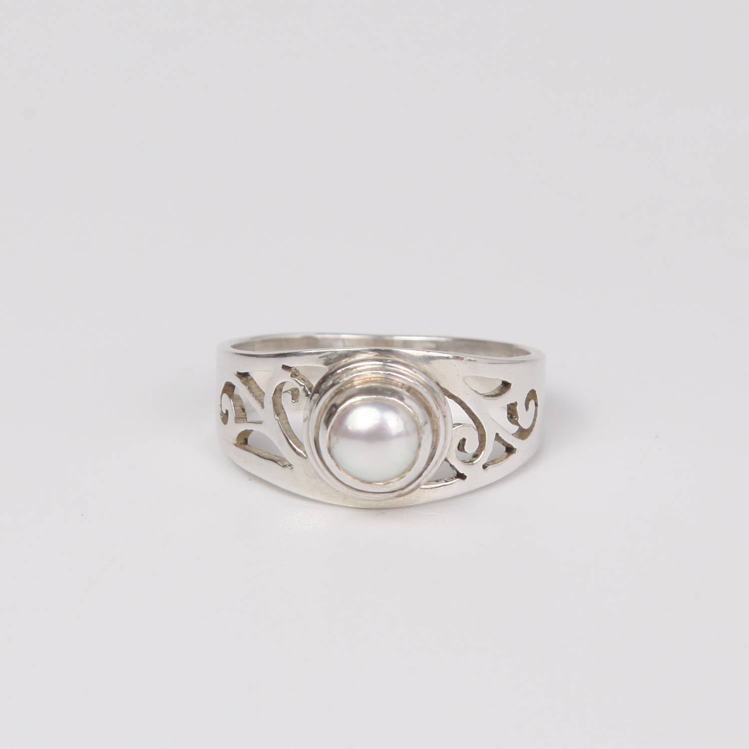 Detailed Sterling Silver Ring with Single Fresh Water Pearl