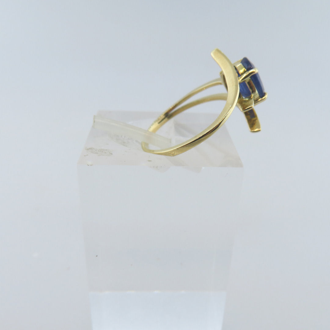 18K Gold Ring with Blue Sapphire